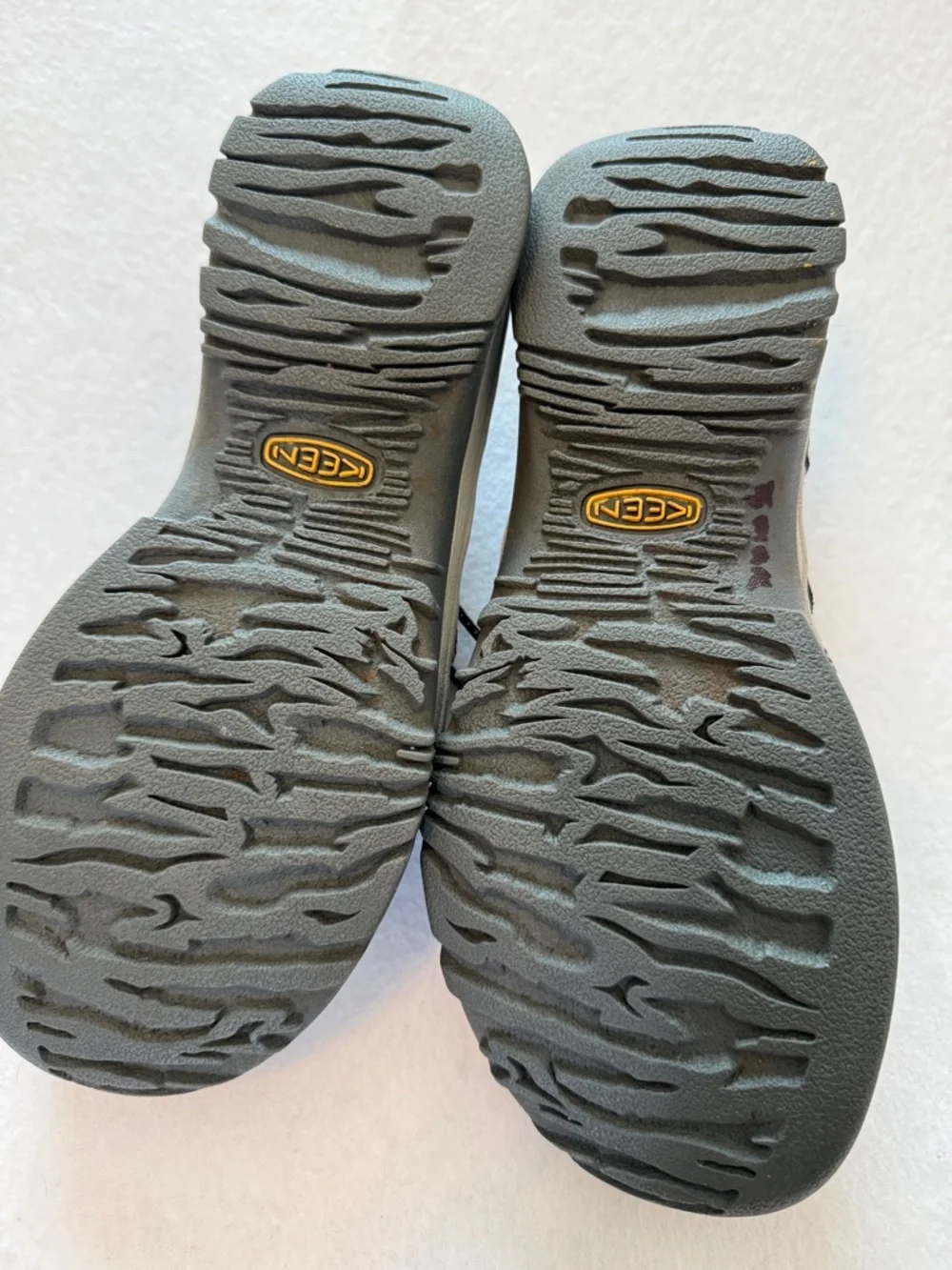 KEEN Women’s Closed Toe Whisper Waterproof‎ Hiking Sandals. EUC Size 9.5
